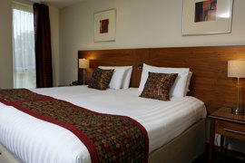 kings-manor-hotel-bedrooms-15-83448.jpg