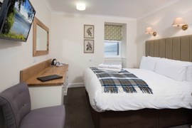 the-inveraray-inn-bedrooms-02-83551.jpg