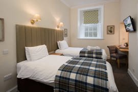 the-inveraray-inn-bedrooms-05-83551.jpg