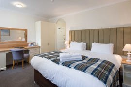 the-inveraray-inn-bedrooms-08-83551.jpg