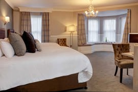 kenwick-park-hotel-bedrooms-06-83858.jpg