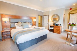 chilworth-manor-bedrooms-01-83920.jpg