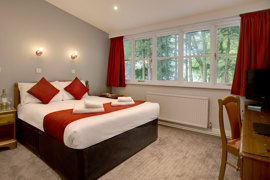 andover-hotel-bedrooms-02-84223.jpg