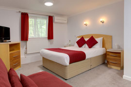 andover-hotel-bedrooms-10-84223.jpg