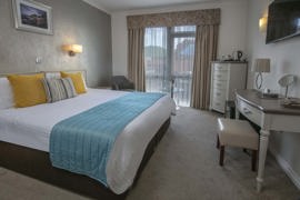 monterey-hotel-bedrooms-33-84276.jpg