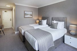 riverside-hotel-bedrooms-01-84357.jpg