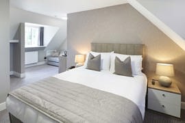 riverside-hotel-bedrooms-02-84357.jpg