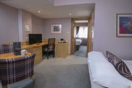 suites-hotel-bedrooms-01-84386.jpg