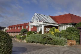 reading-calcot-hotel-grounds-and-hotel-03-84395.jpg