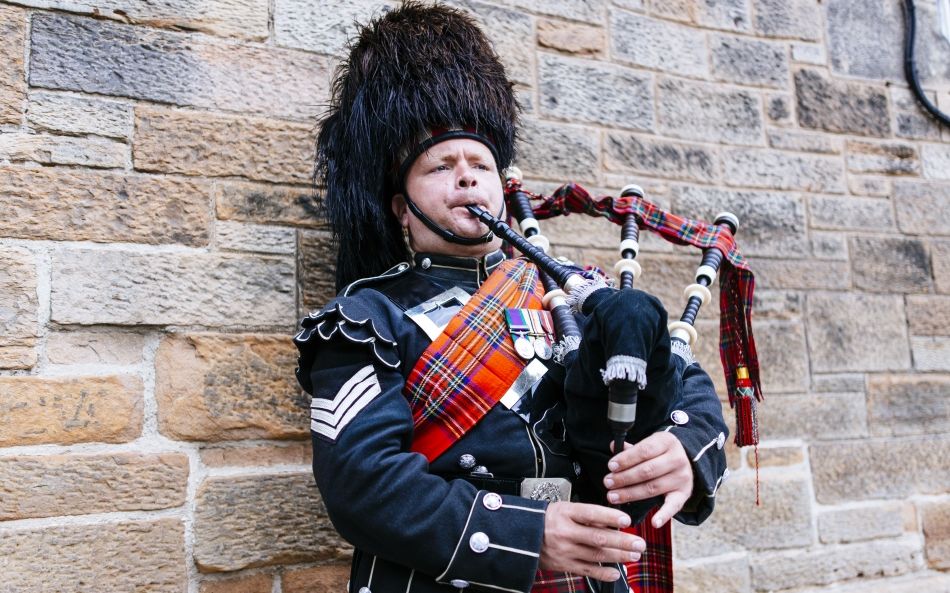 bagpipes piper in edinburgh